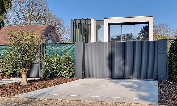 Aluminium schuifpoort met looppoort - Antwerpen