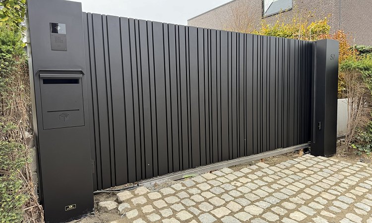 LED-Line schuifpoort met gevelbekleding — Borgloon