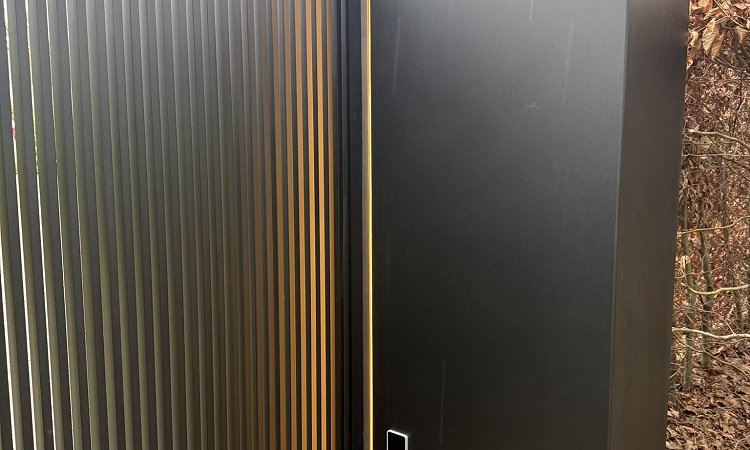 Aluminium schuifpoort met XXL brievenbus en LED-Line — Keerbergen