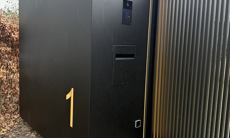 Aluminium schuifpoort met XXL brievenbus en LED-Line — Keerbergen