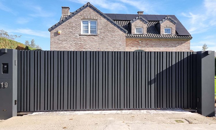 Antraciete schuifpoort met brede palen | Model Cupro dicht