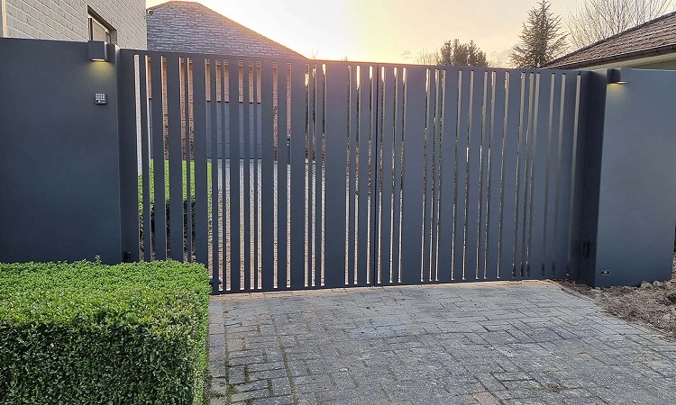Aluminium vleugelpoort Cupro met verbrede palen en verlichting | Model Cupro