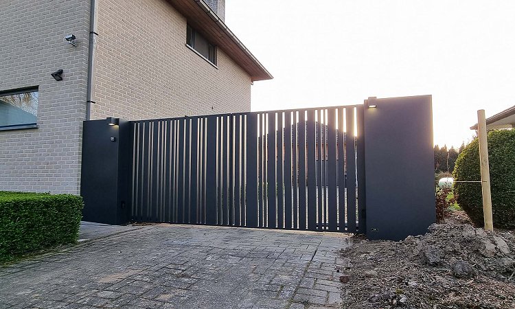 Aluminium vleugelpoort Cupro met verbrede palen en verlichting | Model Cupro