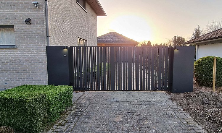 Aluminium vleugelpoort Cupro met verbrede palen en verlichting | Model Cupro