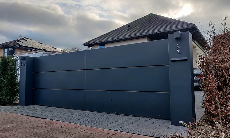 Aluminium schuifpoort in stijl Panels met brievenbus en symmetrisch paal - Hasselt
