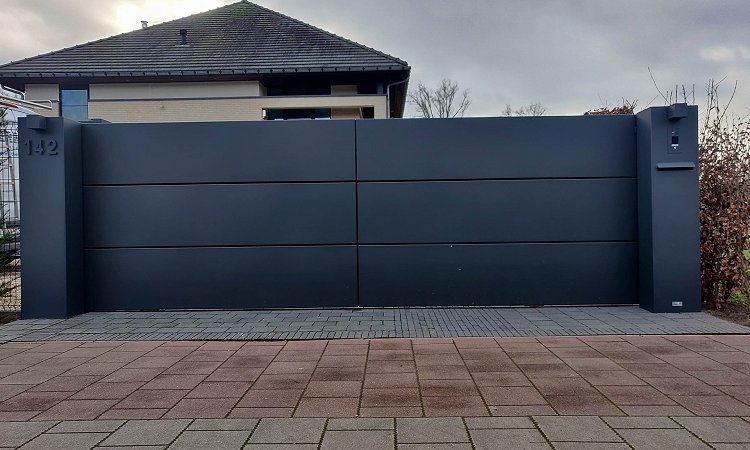 Aluminium schuifpoort in stijl Panels met brievenbus en symmetrisch paal - Hasselt