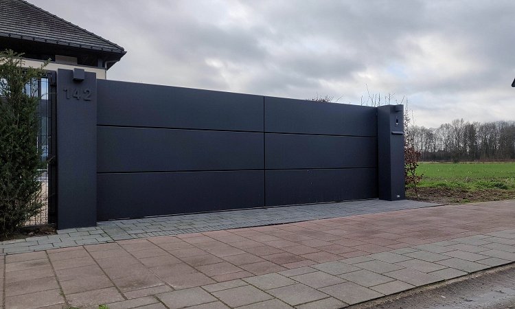 Aluminium schuifpoort in stijl Panels met brievenbus en symmetrisch paal - Hasselt