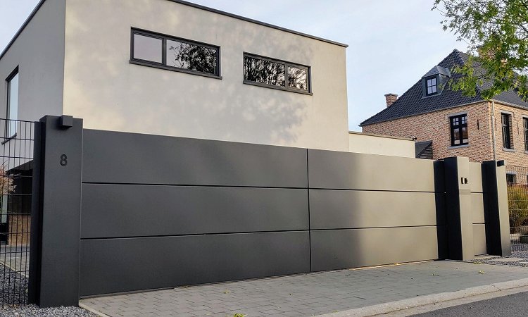 Moderne aluminium schuifpoort met looppoort en brievenbus - Lommel