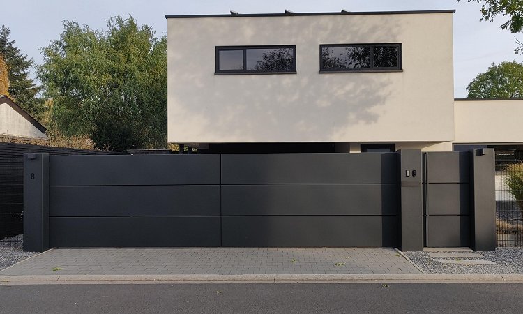Moderne aluminium schuifpoort met looppoort en brievenbus - Lommel