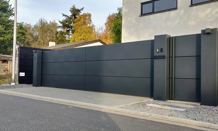 Moderne aluminium schuifpoort met looppoort en brievenbus - Lommel