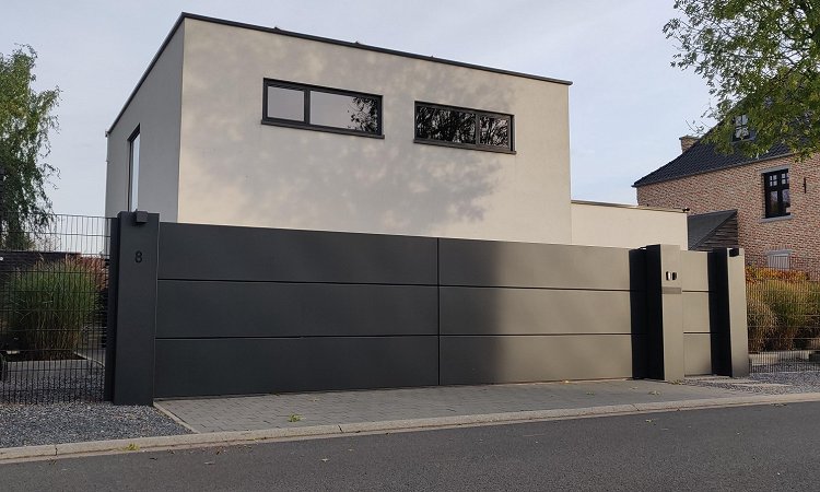 Moderne aluminium schuifpoort met looppoort en brievenbus - Lommel