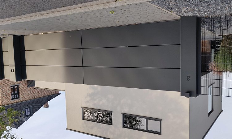 Moderne aluminium schuifpoort met looppoort en brievenbus - Lommel
