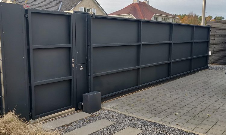 Moderne aluminium schuifpoort met looppoort en brievenbus - Lommel