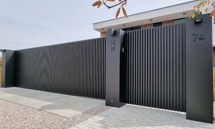 Aluminium design schuifpoort met looppoort | alinel profielen