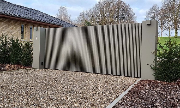Aluminium schuifpoort met brede palen RAL7039 | open lamellen