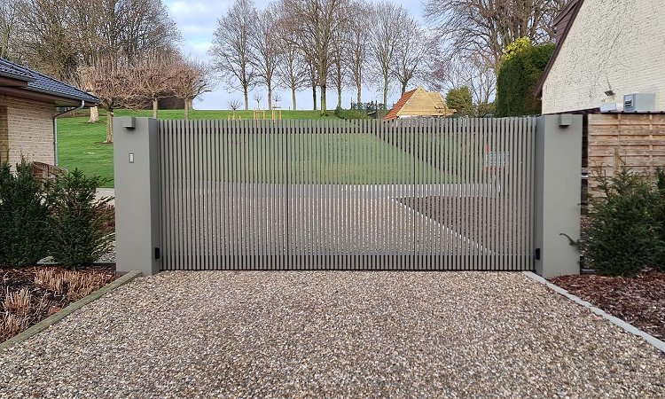 Aluminium schuifpoort met brede palen RAL7039 | open lamellen