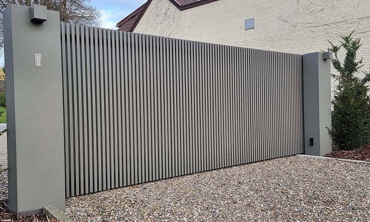 Aluminium schuifpoort met brede palen RAL7039 | open lamellen