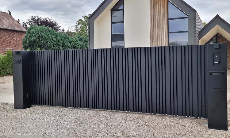 Aluminium schuifpoort met Cupro profielen Zwart | Model Cupro
