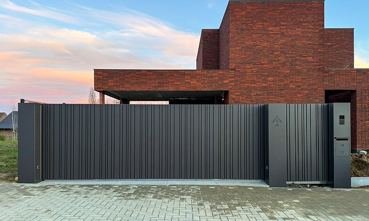 Design high end schuifpoort met verlichting — Tongeren