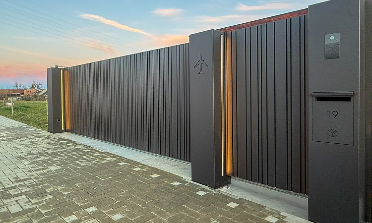 Design high end schuifpoort met verlichting — Tongeren
