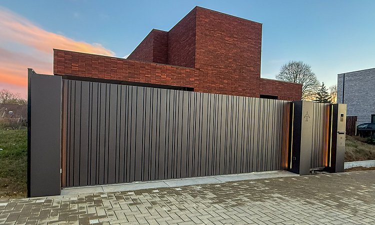 Design high end schuifpoort met verlichting — Tongeren
