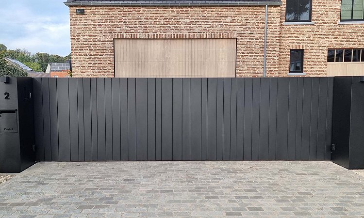 Highend schuifpoort model met brede palen | Model Mondo