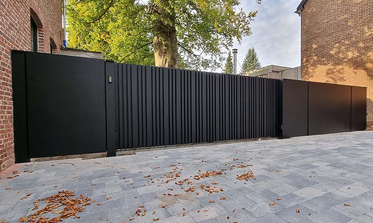 High-end aluminium schuifpoort met exclusieve panelen | Model Cupro dicht