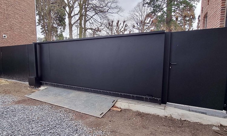 High-end aluminium schuifpoort met exclusieve panelen | Model Cupro dicht
