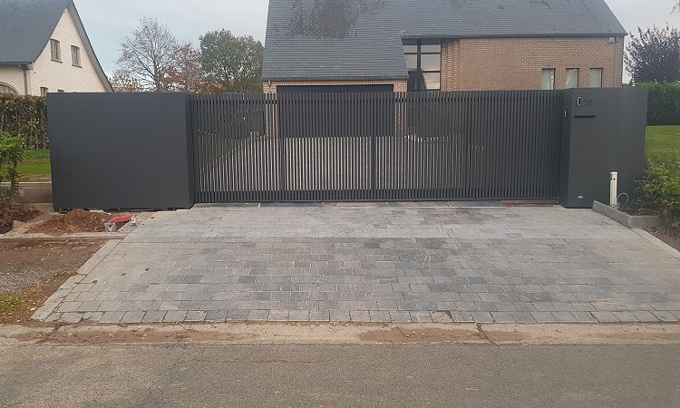 Moderne schuifpoort met verticale kokers en vaste panelen - Faimes