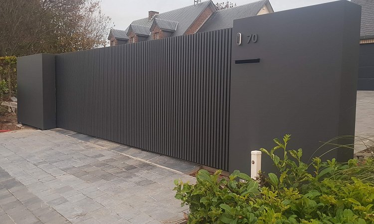 Moderne schuifpoort met verticale kokers en vaste panelen - Faimes