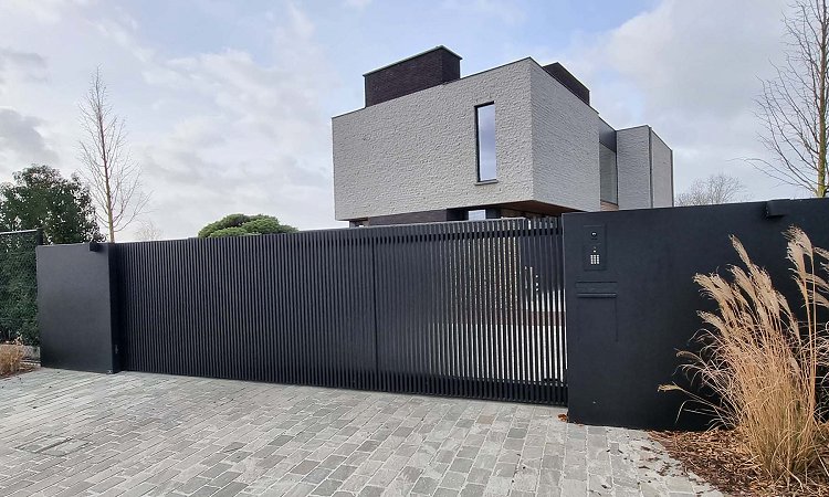 Aluminium schuifpoort open lamellen en brede design panelen - Lamellen open