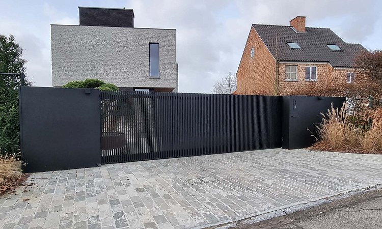 Aluminium schuifpoort open lamellen en brede design panelen - Lamellen open
