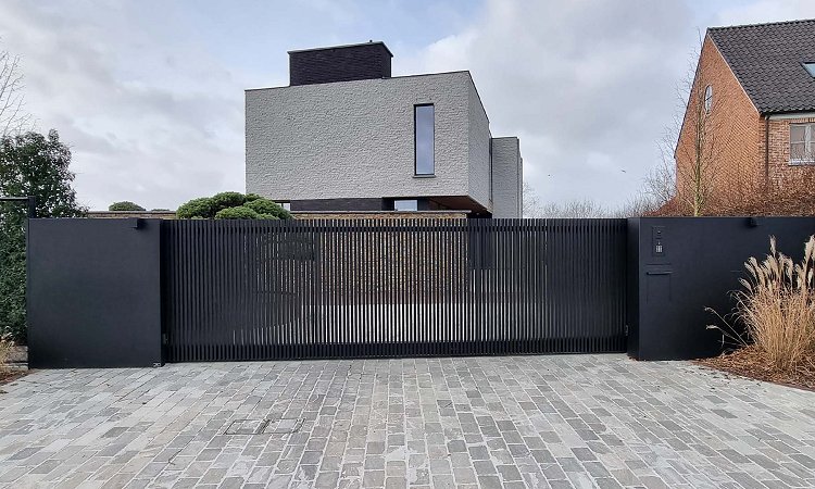 Aluminium schuifpoort open lamellen en brede design panelen - Lamellen open