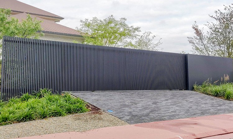 Strakke aluminium lamellen poort met vast paneel - Alken