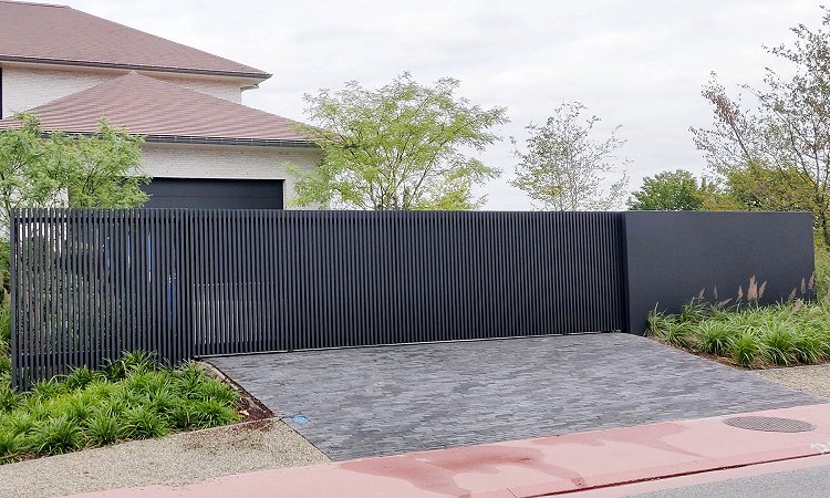Strakke aluminium lamellen poort met vast paneel - Alken