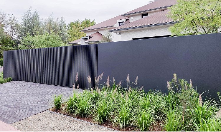 Strakke aluminium lamellen poort met vast paneel - Alken