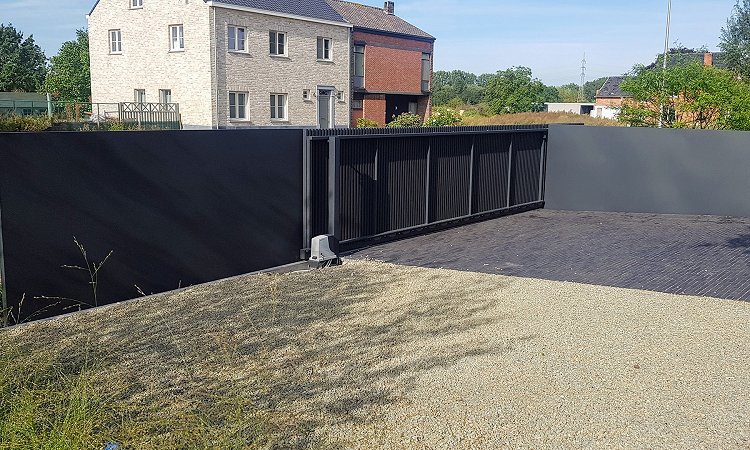Strakke aluminium lamellen poort met vast paneel - Alken