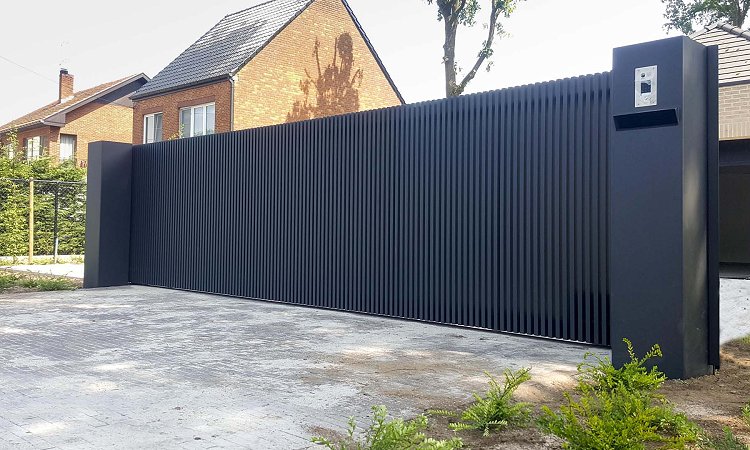 Moderne aluminium schuifpoort met verticale lamellen - Beringen
