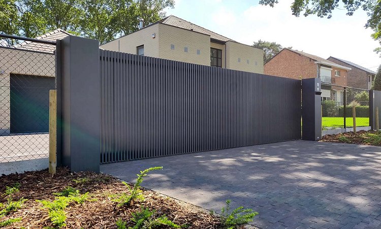 Moderne aluminium schuifpoort met verticale lamellen - Beringen