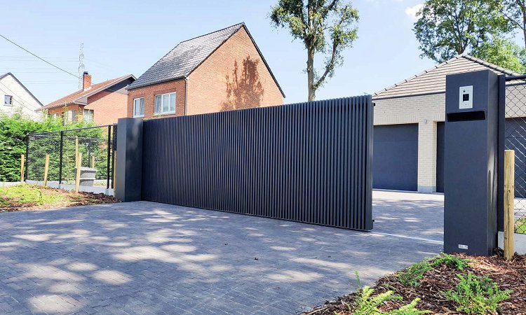 Moderne aluminium schuifpoort met verticale lamellen - Beringen