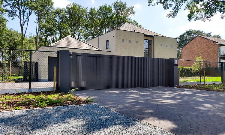 Moderne aluminium schuifpoort met verticale lamellen - Beringen