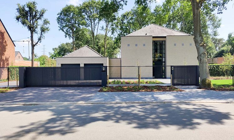 Moderne aluminium schuifpoort met verticale lamellen - Beringen