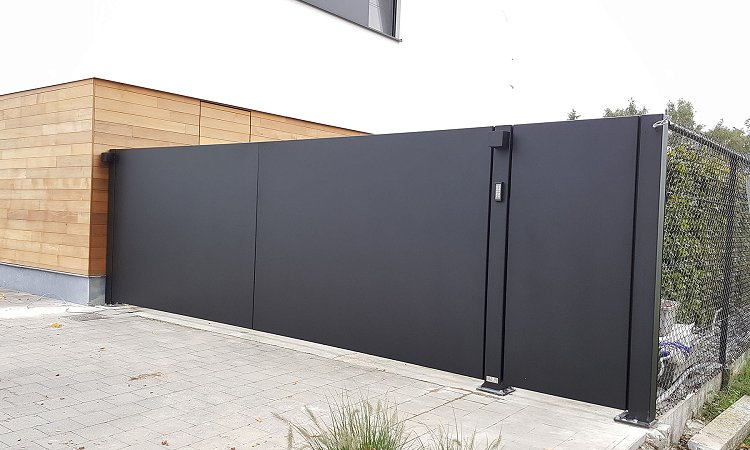 Moderne draaipoort bestaande uit aluminium plaat - Genk