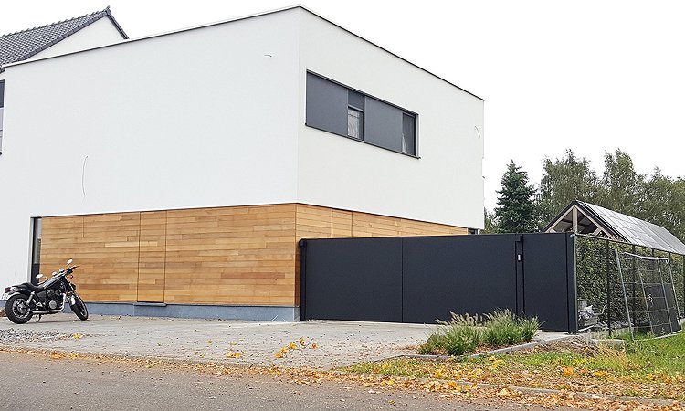 Moderne draaipoort bestaande uit aluminium plaat - Genk