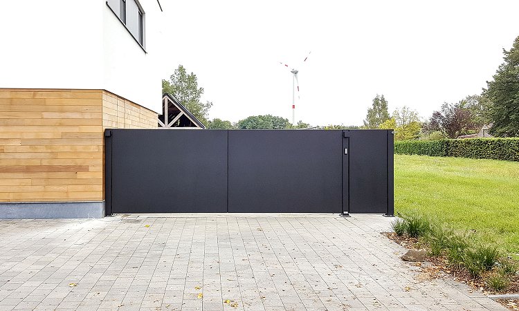 Moderne draaipoort bestaande uit aluminium plaat - Genk