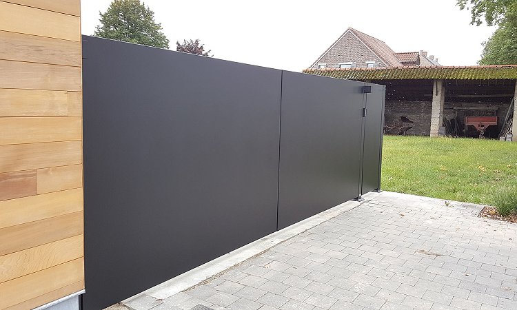 Moderne draaipoort bestaande uit aluminium plaat - Genk