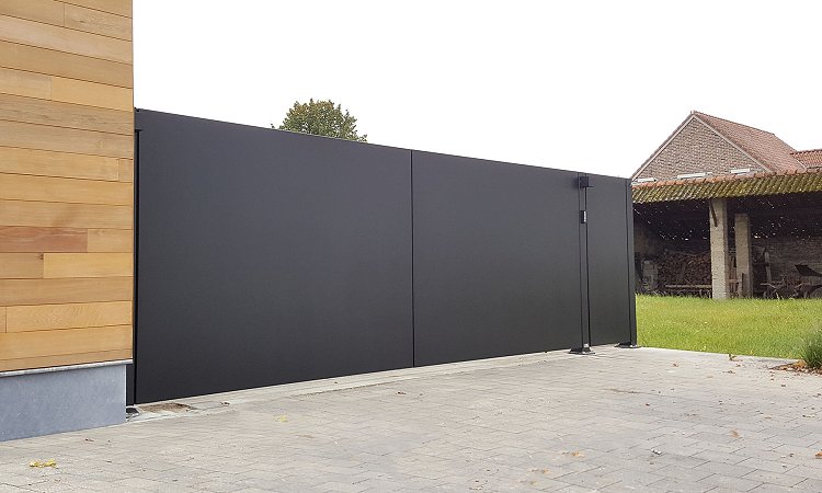 Moderne draaipoort bestaande uit aluminium plaat - Genk