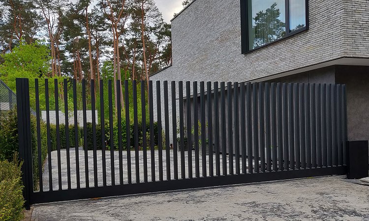 Stalen schuifpoort met verticale kokers zonder tussensteun - Hechtel