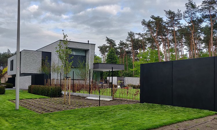 Stalen schuifpoort met verticale kokers zonder tussensteun - Hechtel