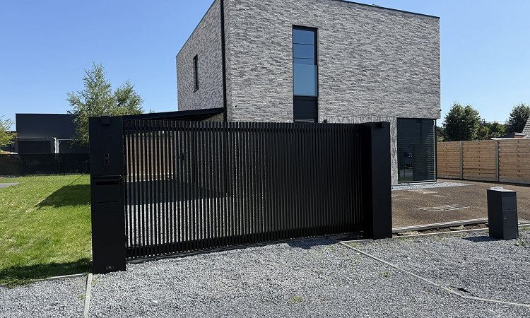 Schuifpoort met lamellen, pakket en brievenbus — Mol